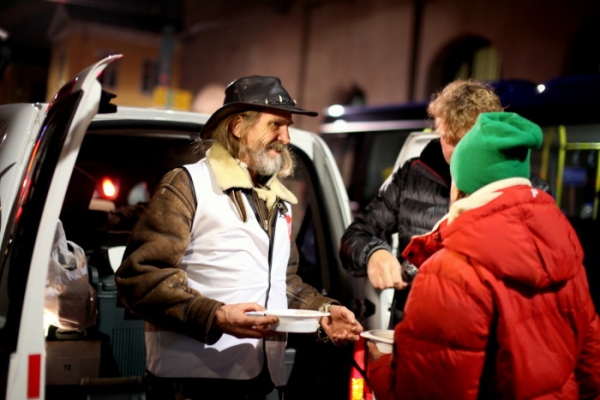 Mange kjente artister og andre stiller opp for Frelsesarmeen. Her er Øyvind Elgenes (Elg) med og deler ut suppe til gatas folk i Oslo