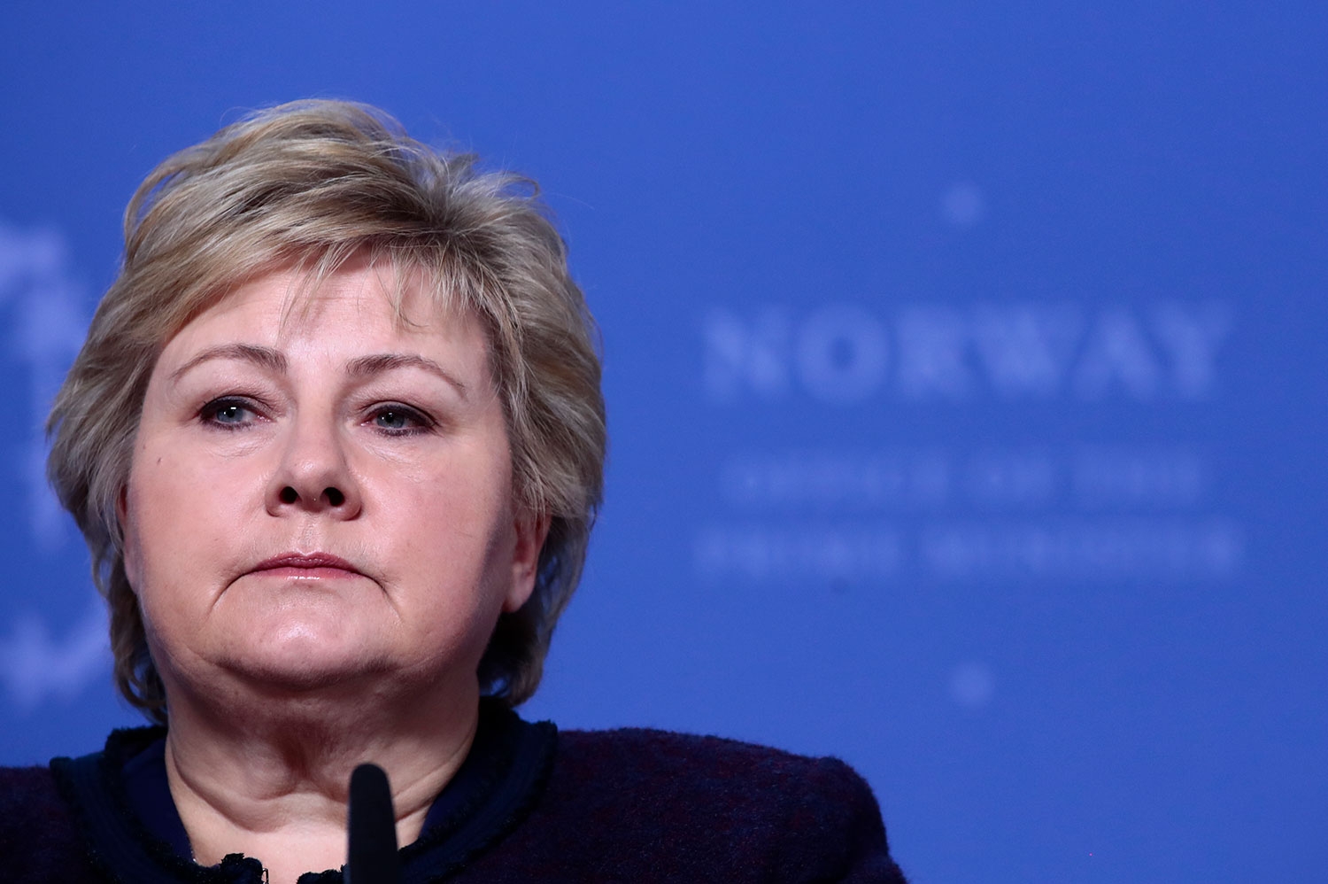 Statsminister Erna Solberg (H) og regjeringen vurderer å stenge grensene.