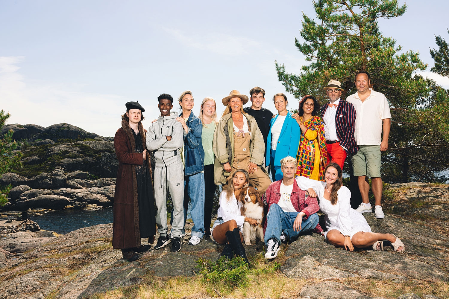 KLARE FOR «FARMEN KJENDIS»: Bak f.v.: William Heimdal, Simon «Rambow» Tedros Negash, Isabel Skolmen, Agnete «Agnetesh» Husebye, programleder Dorthe Skappel, Tarjei Svalastog, Susann Goksør Bjerkrheim, Sarita Sehjpal, Brynjar Meling og Jan Henrik Gladkokken Syversen. Foran f.v.: Caroline Nitter, Victor Sotberg og Johanne Massey. 