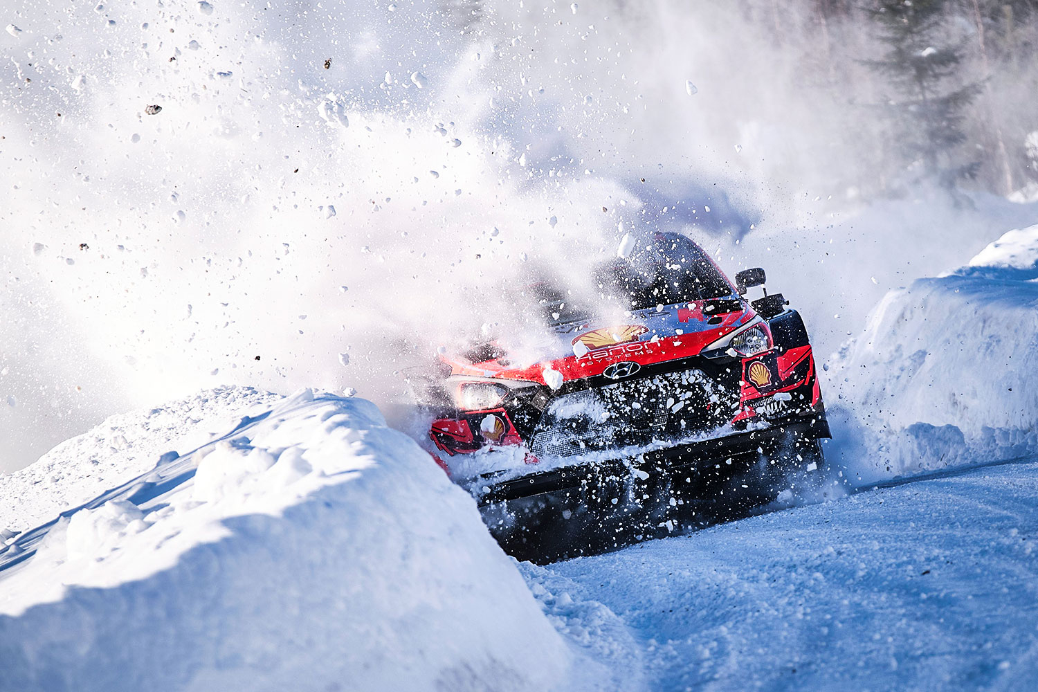 Mildvær har smeltet isen og sørget for at det ikke blir noe av helgens Sigdalsrally. Arrangøren må i år se langt etter scener som denne, fra forrige helgs Arctic Rally Finland.