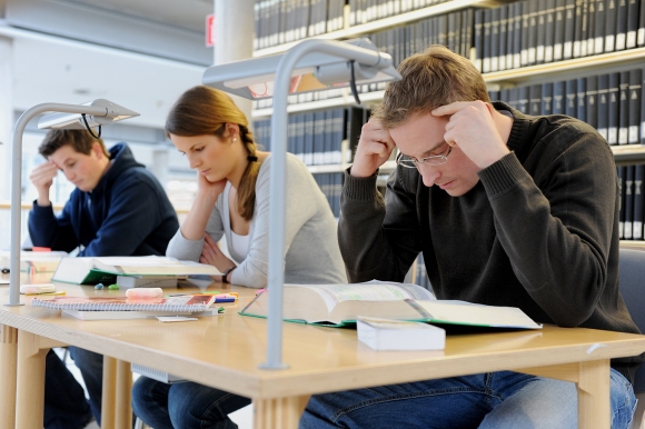 For mange tar høyere utdanning i forhold til arbeidslivets behov, ifølge SSBs fremskrivninger fram mot 2035. Det vil derimot bli stor mangel på helsefagarbeidere og håndverkere.