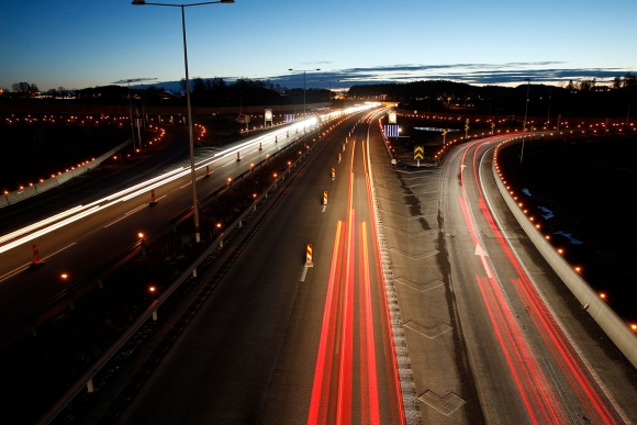 Tente fakler langs E18 i under arrangementet Lys til ettertanke i Stokke i Vestfold søndag kveld. Den tradisjonelle aksjonen er til minne for alle trafikkofre og deres pårørende. 