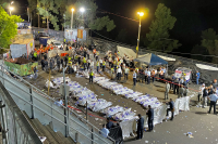 Redningsmannskaper ved ofre for tragedien under lag baomer-feiringen på ved Meron-fjellet nord i Israel. 