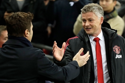Manchester Uniteds midlertidige manager Ole Gunnar Solskjær hilser på en av favorittene til å få jobben etter sesongen; Tottenham-manager Mauricio Pochettino. Søndag vant Solskjær duellen 1-0.