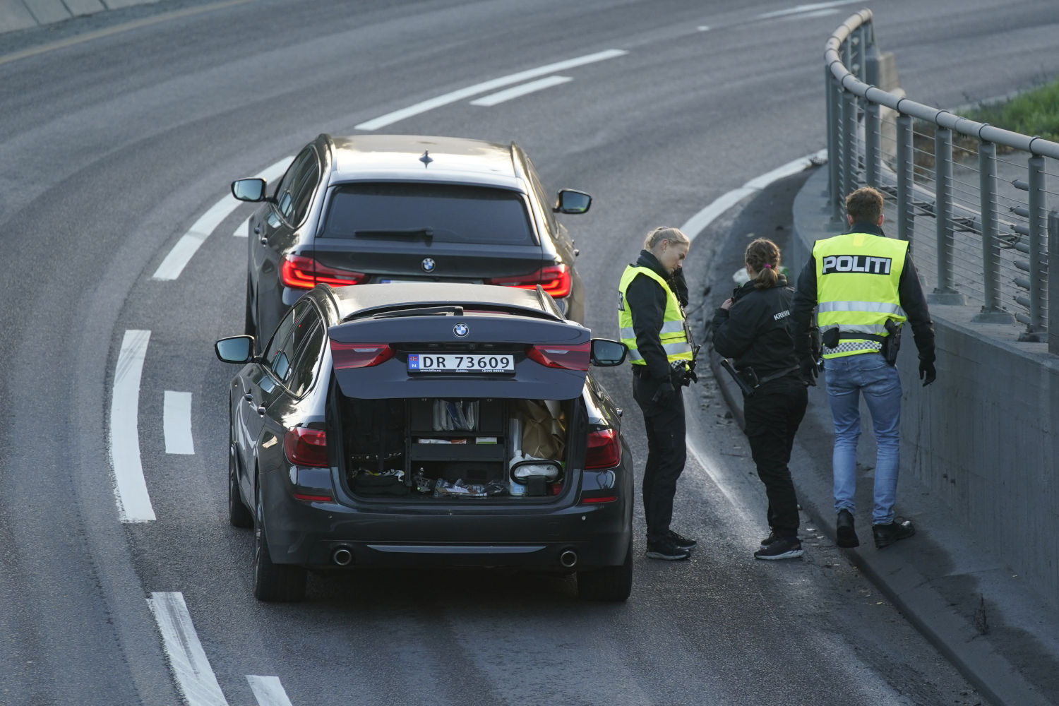 En person ble skutt i beinet av politiet på E18 ved Bygdøylokket i Oslo tidlig onsdag. Mannen skal ha truet flere bilister med kniv. Politiet opplyser at mannen ikke er alvorlig skadet. 