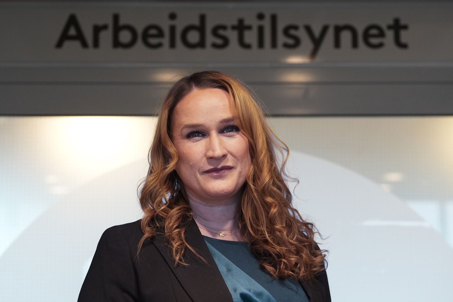 En ny rapport fra Arbeidstilsynet viser at over 1300 personer er blitt utsatt for vold mens de har vært på jobb i norsk arbeidsliv de siste ti årene. Direktør Ingvill Kvernmo sier de varslede hendelsene gjør sterkt inntrykk.