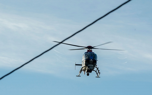 Det var dette politihelikopteret, her over Kanadaskogen i Bergen, som fløy over Sverige. 