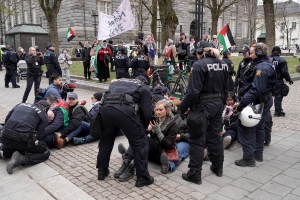 Aktivister fjernet fra Norges Bank