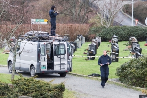 Kriminalteknikere jobber på gravlunden i Haugesund der en kvinne i 60-årene ble angrepet med øks tirsdag. Hun døde av skadene hun fikk. En mann i 40-årene er siktet for drapet.