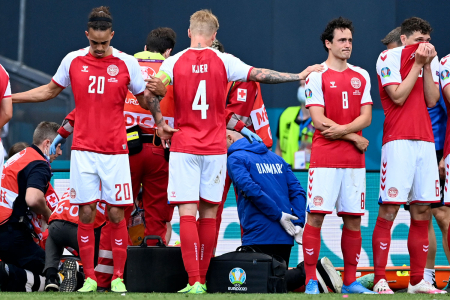 Danske spillere står rundt Christian Eriksen i Parken. 