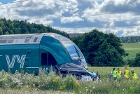 Et tog har kjørt på en personbil ved Skjeberg i Østfold. Nødetatene arbeider på stedet. 