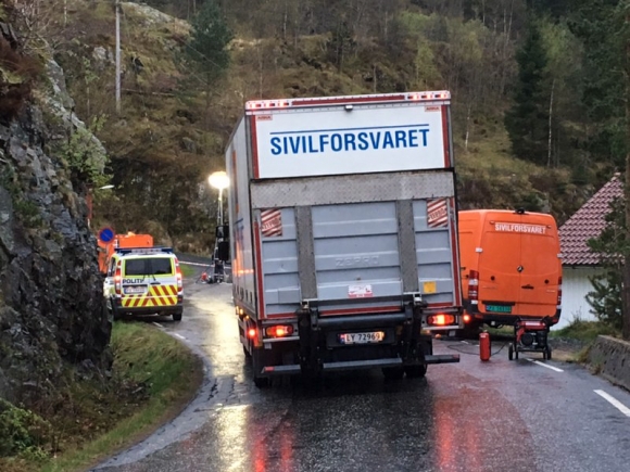 To personer ble funnet alvorlig skadd litt utenfor sentrum i Flekkefjord i Vest-Agder seint torsdag kveld. Politiet vet foreløpig ikke hva som har hendt.